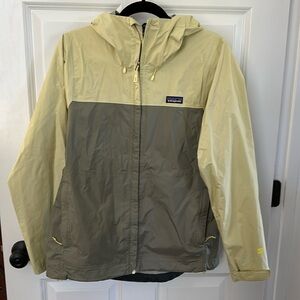 Patagonia Women’s Torrentshell  Yellow and Grey Jacket size Medium